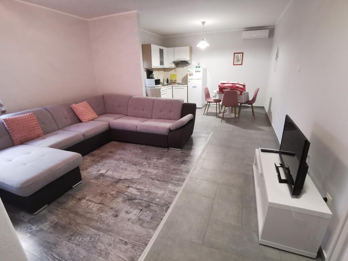 Отель Lovely Family House Robi Ровинь Экстерьер фото