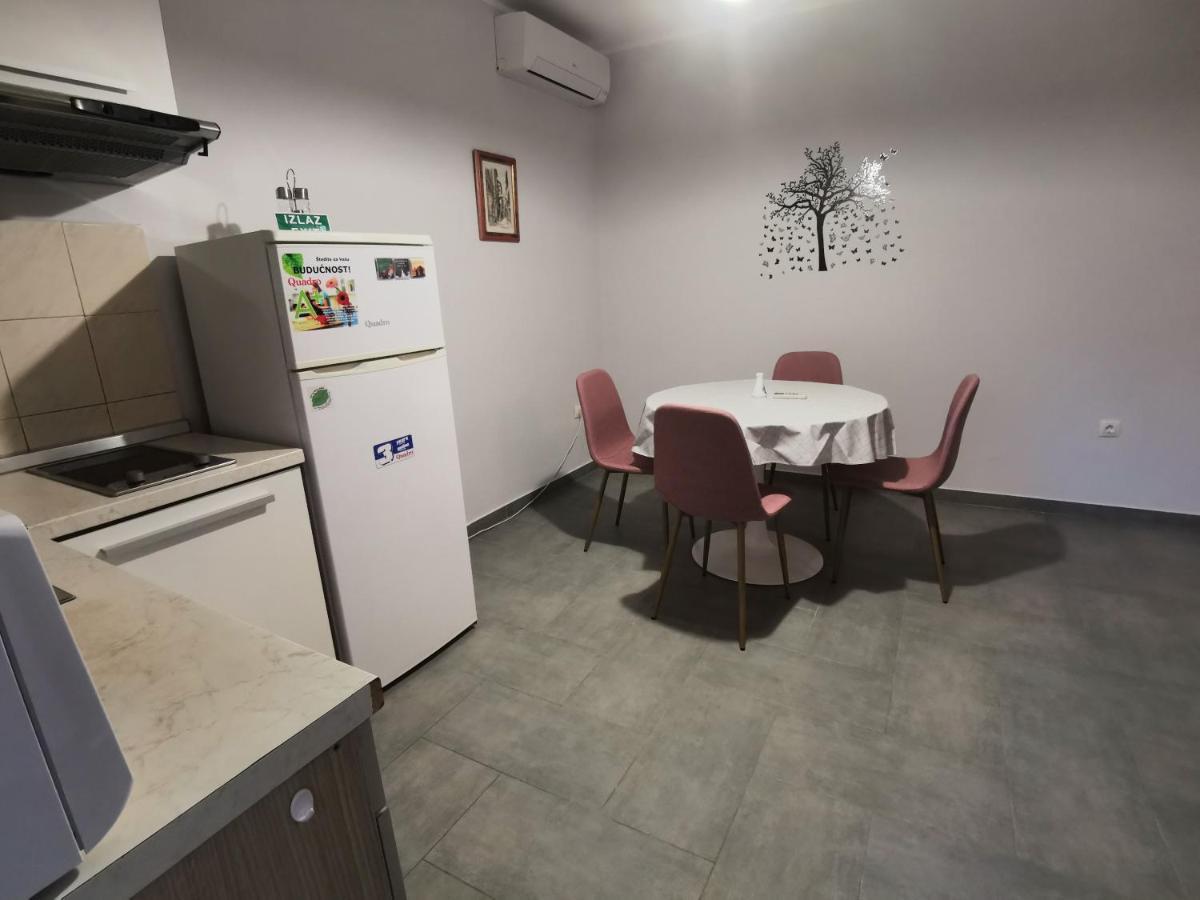 Отель Lovely Family House Robi Ровинь Экстерьер фото