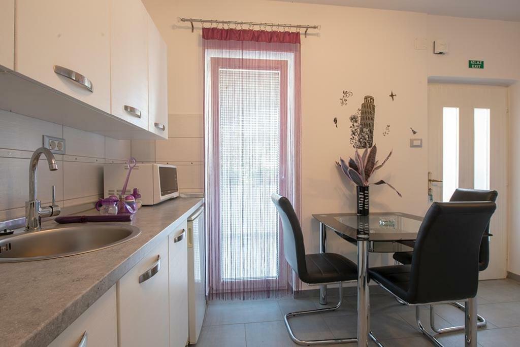 Отель Lovely Family House Robi Ровинь Экстерьер фото