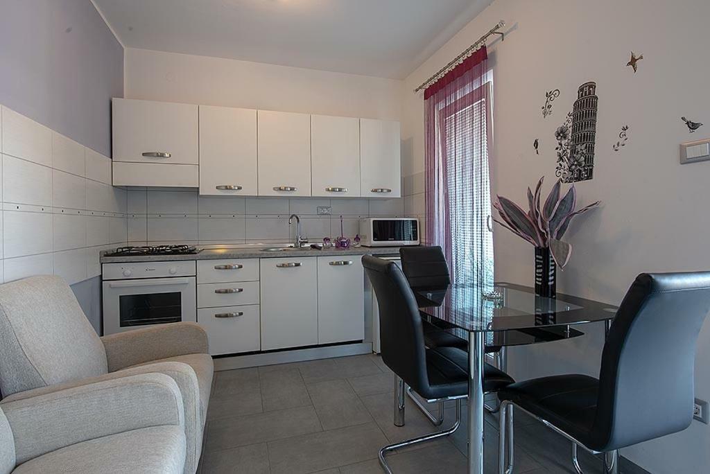 Отель Lovely Family House Robi Ровинь Экстерьер фото